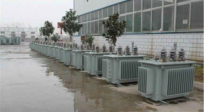 油浸式變壓器的保養(yǎng)如何去做？預(yù)防滲漏油：油浸式變壓器在油箱內(nèi)充滿變壓器油，裝配中依靠緊固件對(duì)耐油橡膠元件加壓而密封。